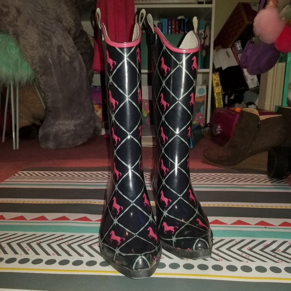 selling a size 7 but fits more of a 6.Muckboots